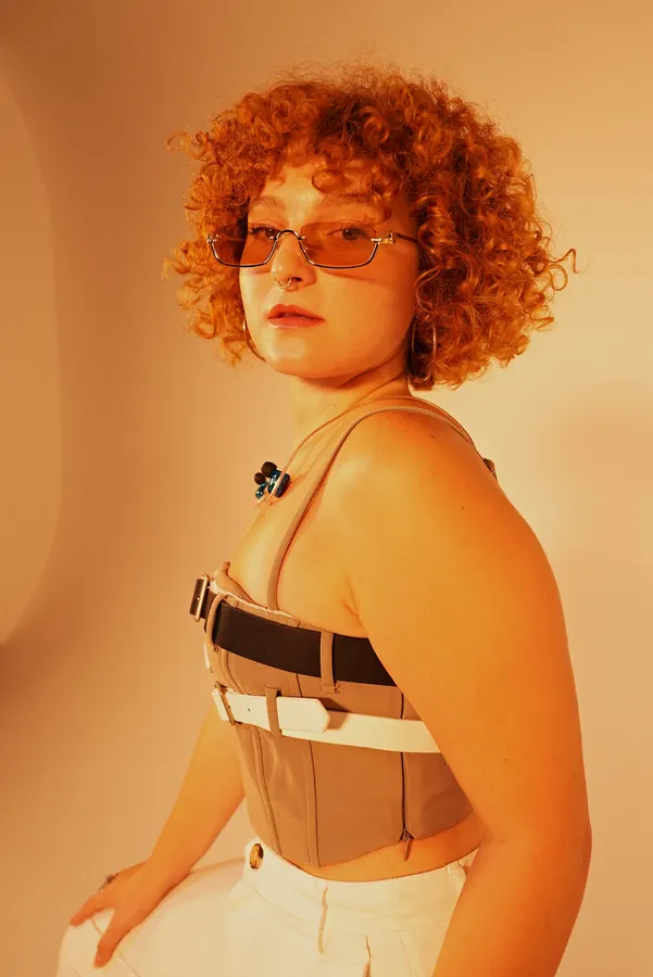 Bukle — Amber jel ışıkla stüdyo moda portresi, fotoğrafçı Soner Erdoğan